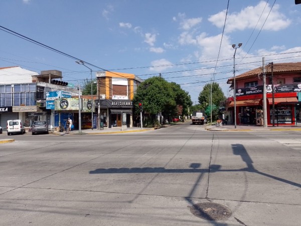 Locales y Vivienda con espacio aereo en Pacheco Centro
