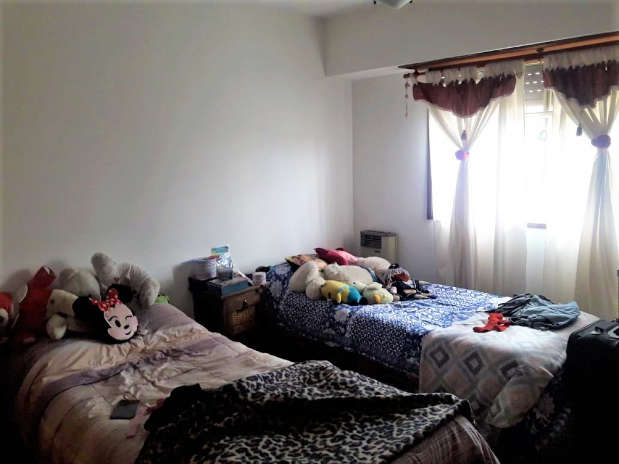 Comodo duplex 4 amb. con cochera y jardin