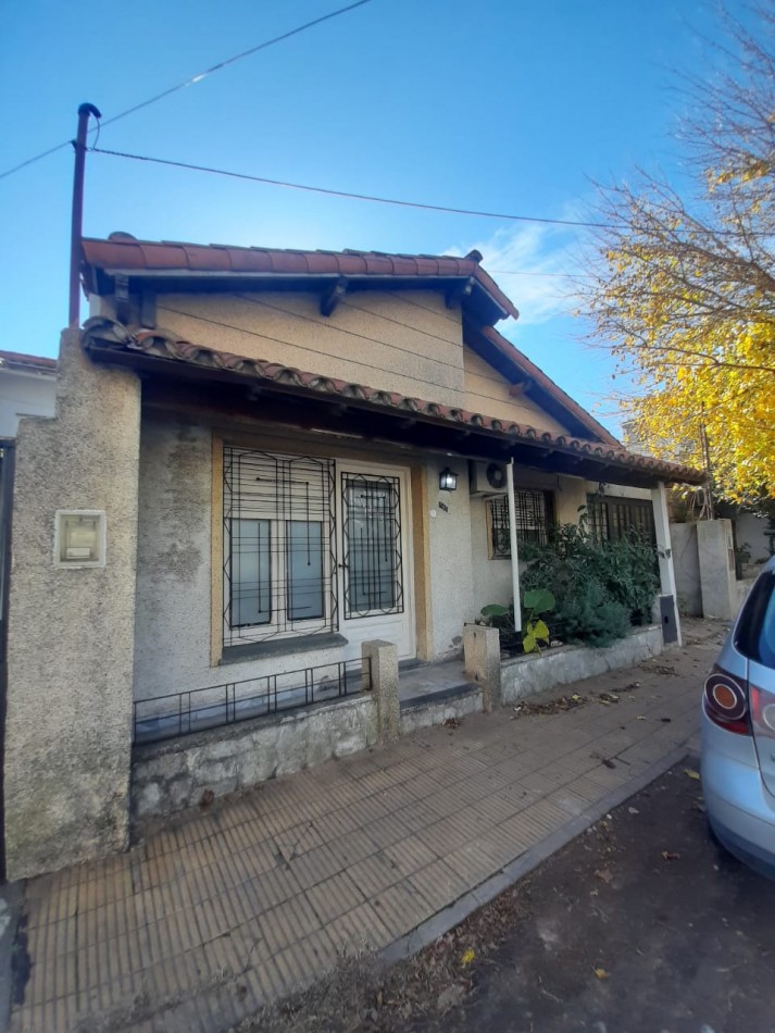 ¡Descubre tu proximo hogar en esta encantadora casa en venta en Carapachay!
