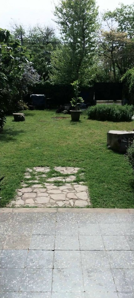 ¡Descubre tu proximo hogar en esta encantadora casa en venta de 3 amb mas departamento de 2 amb en Don Torcuato!