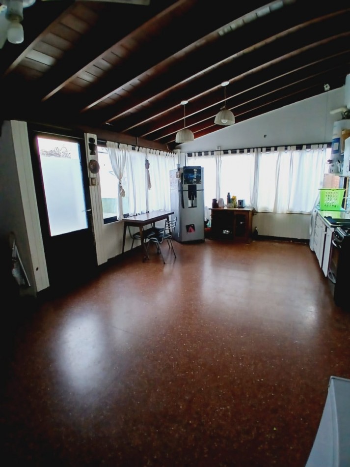 ¡Descubre tu proximo hogar en esta encantadora casa en venta en Carapachay!