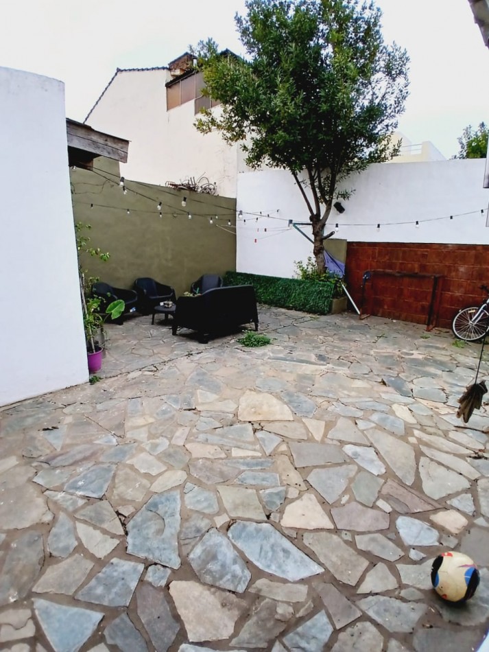 ¡Descubre tu proximo hogar en esta encantadora casa en venta en Carapachay!